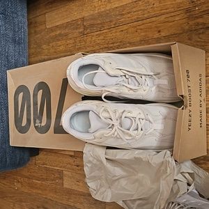 YEEZY BOOST 700 Sneakers